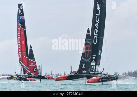 Emirates Team New Zealand skippered by Peter Burling racing Oracle Team USA skippered by James Spithill durante la Louis Vuitton Americas Cup Qualifiers, Day 6 di corse nel Grande suono di Hamilton, Bermuda il 3 giugno 2017 - Photo Christophe Favreau / DPPI Foto Stock