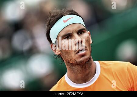 Rafael Nadal di Spagna guarda contro Lucas Pouille di Francia durante l'ATP Monte-Carlo Rolex Masters 2015, al Monte-Carlo Country Club di Roquebrune-Cap-Martin, Francia, il 15 aprile 2015. Nota per la redazione: Questa immagine è stata elaborata utilizzando filtri digitali.Photo Manuel Blondau / AOP PRESS / DPPI Foto Stock