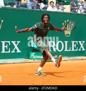 Gael Monfils di Francia celebra la sconfitta di Roger Federer di Svizzera durante l'ATP Monte-Carlo Rolex Masters 2015, al Monte-Carlo Country Club di Roquebrune-Cap-Martin, Francia, il 16 aprile 2015. Photo Manuel Blondau / AOP PRESS / DPPI Foto Stock