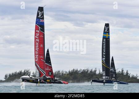 Racing Fly Emirates Team New Zealand skippered by Peter Burling e Artemis Racing of Sweden skippered by Nathan Outteridge durante la quarta finale di Louis Vuitton America Challenger Playoff Cup nella Grande Sonorizzazione di Hamilton, Bermuda l'11 giugno 2017 - Foto Christophe Favreau / DPPI Foto Stock