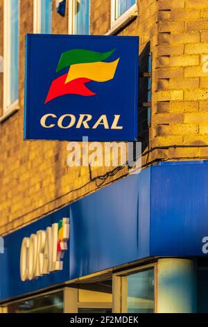 Coral Bookmakers segno contro un cielo blu. La catena Coral di bookmakers e negozi di scommesse è stata fondata da Joe Coral nel 1926. Di proprietà di Entain PLC Foto Stock