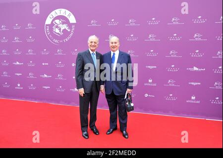 Bertrand Belingier, presidente della Francia Galop e il principe Karim al-Husayni Sayyid Karim Aga Khan IV ha chiamato, leader spirituale dei Nizari Ismaili durante il 93 Qatar Prix de l'Arc de Triomphe all'ippodromo di Longchamp il 05 ottobre 2014 a Parigi - Foto Christophe Bricot / DPPI Foto Stock