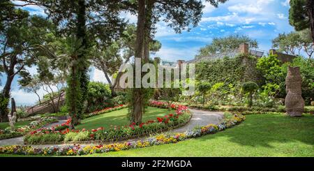 I Giardini Botanici di Augusto sono un giardino eccezionalmente meraviglioso con statue interessanti e bellissimi fiori sull'isola di Capri Foto Stock