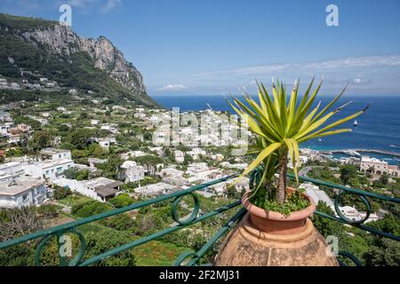 Vista sul paese e sulle montagne vicino a Marina Grande sull'isola di Capri, Mar Tirreno, Italia Foto Stock