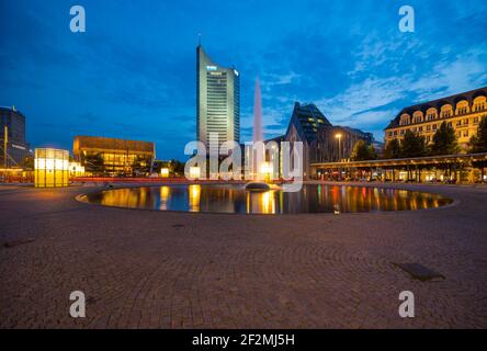 Lipsia, atmosfera serale su Augustusplatz. Da sinistra, il nuovo Gewandhaus, City-Hochhaus, Paulinum - auditorium e la Chiesa dell'Università di San Paolo, Königsbau. Foto Stock