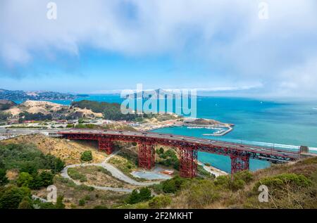 USA, California, San Francisco County, Golden Gate Bridge, vista da Battery Spencer sul vialetto nord per Horseshoe Bay e Fort Baker. Alle sue spalle Angel Island Foto Stock