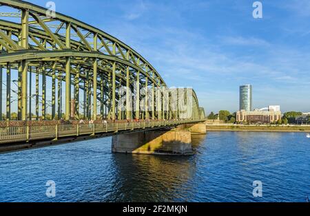 Germania, Nord Reno-Westfalia, Colonia, Ponte Hohenzollern sul Reno, vista sull'Hyatt Regency Hotel, ponte con serrature ad amore. Foto Stock