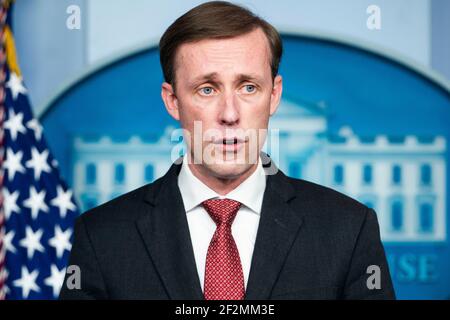 Il consulente nazionale per la sicurezza Jake Sullivan parla ad un briefing di notizie alla Casa Bianca a Washington, DC, USA, 11 marzo 2021.Credit: Jim Loscalzo/Pool via CNP /MediaPunch Foto Stock