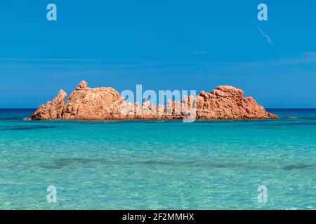 Le rocce rosse sul bordo settentrionale della lunga spiaggia chiamata Spiaggia di Cea, nei pressi di Arbatax (Sardegna, Italia) Foto Stock