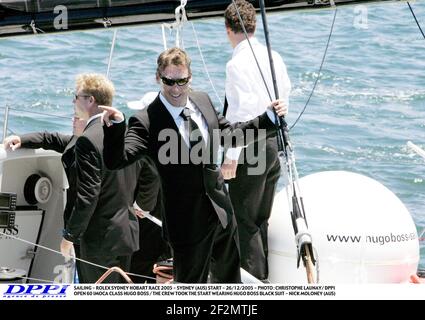 VELA - ROLEX SYDNEY HOBART RACE 2005 - PARTENZA SYDNEY (AUS) - 26/12/2005 - FOTO : CHRISTOPHE LAUNAY/ DPPI APERTO 60 IMOCA CLASSE HUGO BOSS / L'EQUIPAGGIO HA PRESO L'AVVIO INDOSSANDO HUGO BOSS VESTITO NERO - NICK MOLONEY (AUS) Foto Stock