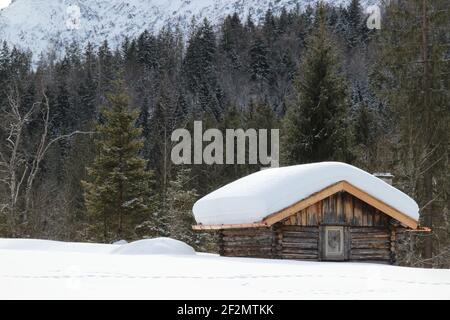 Escursione invernale a Elmau. Rifugio in un paesaggio invernale innevato. Europa, Germania, Baviera, alta Baviera, Werdenfelser Land, Krün, Monti Wetterstein Foto Stock