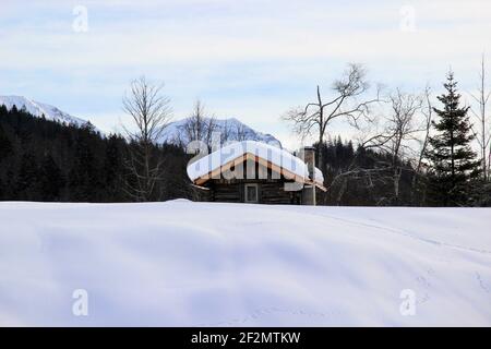 Escursione invernale a Elmau. Rifugio in un paesaggio invernale innevato. Europa, Germania, Baviera, alta Baviera, Werdenfelser Land, Krün, Monti Wetterstein Foto Stock