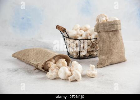 Funghi bianchi all'interno di cestini rustici e un vassoio metallico Foto Stock