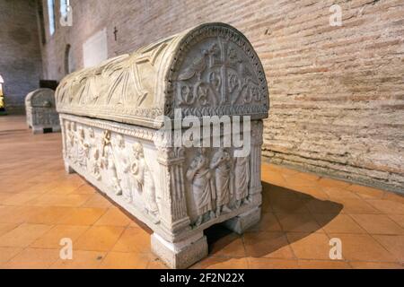 Sarcofago di marmo nella Basilica di Sant Apollinare, Ravenna, Emilia-Romagna, Italia Foto Stock