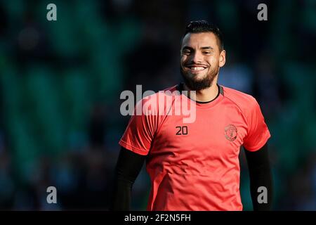 Sergio Romero, portiere argentino di Manchester United, si riscalda prima della partita di calcio della UEFA Europa League tra Saint-Etienne e Manchester United il 22 febbraio 2017 al Geoffroy-Guichard Stadium di Saint-Etienne, Francia - Photo Benjamin Cremel / DPPI Foto Stock