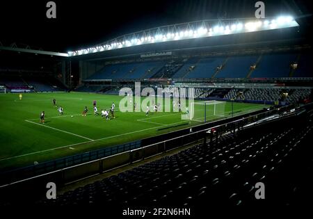 Vista generale dell'azione all'interno di uno stadio vuoto durante la partita di Sky Bet Championship all'Ewood Park, Blackburn. Data immagine: Venerdì 12 marzo 2021. Foto Stock