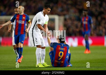 Il difensore brasiliano di Parigi Saint-Germain Thiago Silva aiuta lo attaccante uruguaiano di Barcellona Luis Suarez durante la partita di calcio della UEFA Champions League tra il FC Barcellona e Parigi Saint-Germain l'8 marzo 2017 allo stadio Camp Nou di Barcellona, Spagna - Foto Benjamin Cremel / DPPI Foto Stock