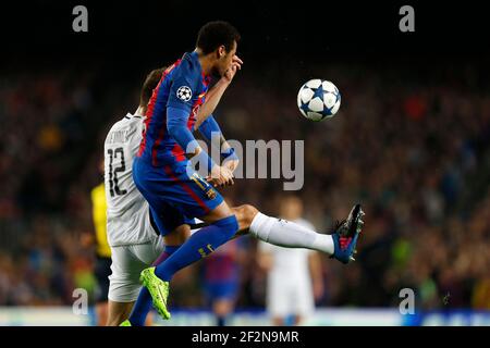 Il difensore belga di Parigi Saint-Germain Thomas Meunier viena con lo scontrino brasiliano Neymar di Barcellona durante la partita di calcio della UEFA Champions League tra il FC Barcelona e Parigi Saint-Germain l'8 marzo 2017 allo stadio Camp Nou di Barcellona, Spagna - Foto Benjamin Cremel / DPPI Foto Stock