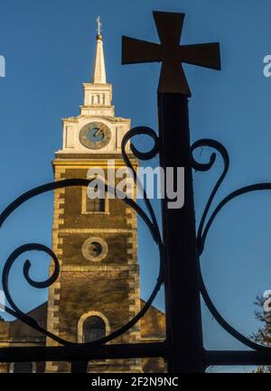 La guglia della chiesa di San Giorgio luogo di sepoltura della principessa Pocahontas, dalle porte del cortile. Foto Stock