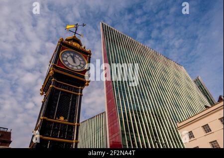 Torre dell'orologio Little ben fuori dalla stazione ferroviaria Victoria di Londra con moderno edificio di uffici dietro Foto Stock