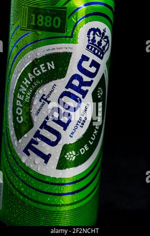 Le gocce d'acqua di condensazione sulla birra Tuborg possono essere isolate in nero. Bucarest, Romania, 2020 Foto Stock