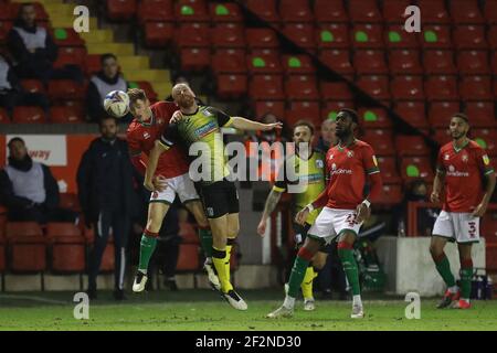 WALSALL, INGHILTERRA. 13 MARZO: Jason Taylor of Barrow contesta una testata con la Stuart Sinclair di Walsall durante la partita Sky Bet League 2 tra Walsall e Barrow allo Stadio delle Banche di Walsall venerdì 12 Marzo 2021. (Credit: Mark Fletcher | MI News & Sport) Credit: MI News & Sport /Alamy Live News Foto Stock