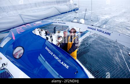 VELA - a bordo del Maxi Banque Populaire (fra), il trimarano di 140 piedi skipperato da Loick Peyron in consegna da Plymouth a Lorient dopo aver stabilito un nuovo record di gara multiscafo per la Rolex Fastnet Race - FOTO : CHRISTOPHE LAUNAY / DPPI Foto Stock