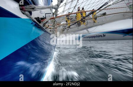 VELA - a bordo del Maxi Banque Populaire (fra), il trimarano di 140 piedi skipperato da Loick Peyron in consegna da Plymouth a Lorient dopo aver stabilito un nuovo record di gara multiscafo per la Rolex Fastnet Race - FOTO : CHRISTOPHE LAUNAY / DPPI Foto Stock