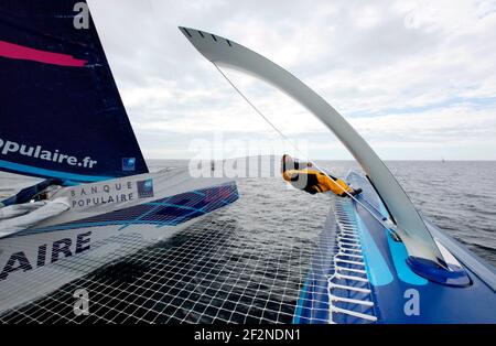 VELA - a bordo del Maxi Banque Populaire (fra), il trimarano di 140 piedi skipperato da Loick Peyron in consegna da Plymouth a Lorient dopo aver stabilito un nuovo record di gara multiscafo per la Rolex Fastnet Race - FOTO : CHRISTOPHE LAUNAY / DPPI Foto Stock