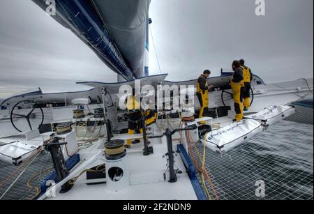 VELA - a bordo del Maxi Banque Populaire (fra), il trimarano di 140 piedi skipperato da Loick Peyron in consegna da Plymouth a Lorient dopo aver stabilito un nuovo record di gara multiscafo per la Rolex Fastnet Race - FOTO : CHRISTOPHE LAUNAY / DPPI Foto Stock