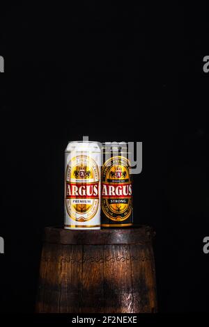 Lattina di birra Argus su barile di birra con sfondo scuro. Foto editoriale illustrativa Bucarest, Romania, 2021 Foto Stock