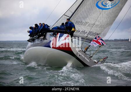 Tri-service Charity Toe in the Water sta entrando in due yacht nella gara di domani Round the Island, che coincide anche con l'Armed Forces Day. L'ambasciatore della carità Dee Caffari MBE, che è anche un comandante onorario Royal Navy riserve sta scappando il DITO di Farr52 IN ACQUA con un equipaggio di personale militare ferito e abile-corposo - FOTO CHRISTOPHE LAUNAY / DPPI Foto Stock