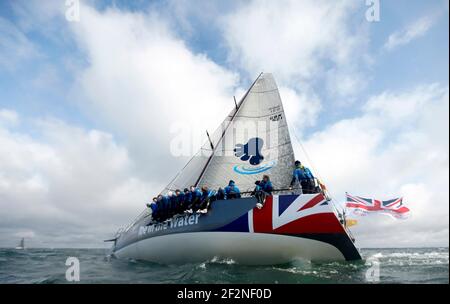 Tri-service Charity Toe in the Water sta entrando in due yacht nella gara di domani Round the Island, che coincide anche con l'Armed Forces Day. L'ambasciatore della carità Dee Caffari MBE, che è anche un comandante onorario Royal Navy riserve sta scappando il DITO di Farr52 IN ACQUA con un equipaggio di personale militare ferito e abile-corposo - FOTO CHRISTOPHE LAUNAY / DPPI Foto Stock