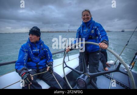 Tri-service Charity Toe in the Water sta entrando in due yacht nella gara di domani Round the Island, che coincide anche con l'Armed Forces Day. L'ambasciatore della carità Dee Caffari MBE, che è anche un comandante onorario Royal Navy riserve sta scappando il DITO di Farr52 IN ACQUA con un equipaggio di personale militare ferito e abile-corposo - FOTO CHRISTOPHE LAUNAY / DPPI Foto Stock