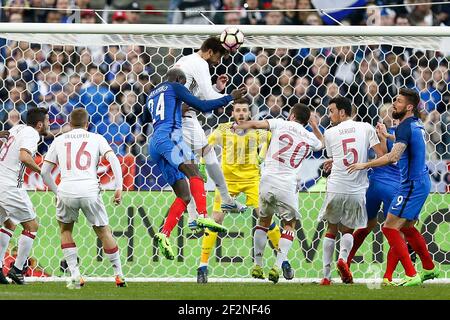 Il difensore spagnolo Gerard Pique guida la palla durante la partita di calcio amichevole tra Francia e Spagna il 28 marzo 2017 allo Stade de France a Saint-Denis, Francia - Foto Benjamin Cremel / DPPI Foto Stock