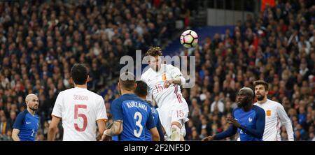 Il difensore spagnolo Gerard Pique guida la palla durante la partita di calcio amichevole tra Francia e Spagna il 28 marzo 2017 allo Stade de France a Saint-Denis, Francia - Foto Benjamin Cremel / DPPI Foto Stock