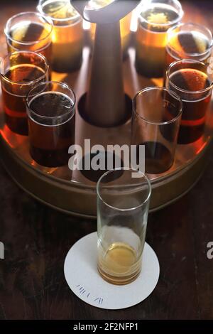 Vetro di Koelsch vuoto nel pub della fabbrica di birra. Koelsch è una birra di specialità di Colonia. Foto Stock