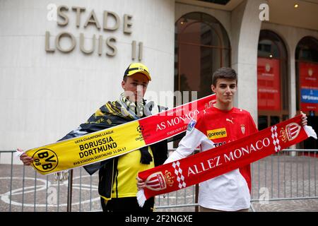 Una fan di Borussia Dortmund e una sciarpa carrie tifosa di Monaco di fronte allo stadio durante la finale del quarto della UEFA Champions League, seconda tappa, partita di calcio tra MONACO E Borussia Dortmund il 19 aprile 2017 allo stadio Louis II di Monaco - Foto Benjamin Cremel / DPPI Foto Stock