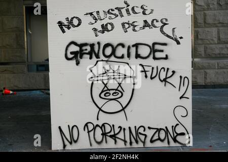 Portland, Stati Uniti. 12 marzo 2021. Il tribunale federale Mark O. Hatfield di Portland, Oregon, venerdì 12 marzo 2021 mostra graffiti e alcune finestre rotte dopo le manifestazioni e le proteste di giovedì. Circa 50-100 manifestanti sono stati allontanati dal Federal Protective Service e dagli ufficiali del DHS con armi a impatto e gas lacrimogeno. (Foto di John Rudoff/Sipa USA) Credit: Sipa USA/Alamy Live News Foto Stock