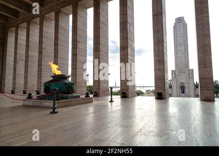 Fiamma eterna nel Triumphal Propylaea di ​​the Patria e torre principale. National Flag Memorial situato nella città di Rosario, Argentina. Foto Stock