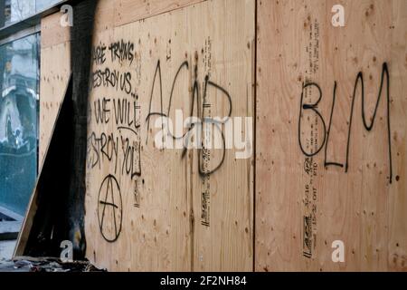 Portland, Stati Uniti. 12 marzo 2021. Il tribunale federale Mark O. Hatfield di Portland, Oregon, venerdì 12 marzo 2021 mostra graffiti e alcune finestre rotte dopo le manifestazioni e le proteste di giovedì. Circa 50-100 manifestanti sono stati allontanati dal Federal Protective Service e dagli ufficiali del DHS con armi a impatto e gas lacrimogeno. (Foto di John Rudoff/Sipa USA) Credit: Sipa USA/Alamy Live News Foto Stock