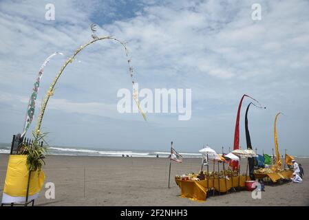 La gente a Yogyakarta svolge la cerimonia di Melasti, aderendo ai vari protocolli sanitari dovuti al Covid 19. Melasti è una purificazione indù balinese ce Foto Stock