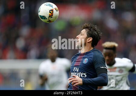 Il difensore brasiliano di Parigi Saint-Germain Maxwell corre con la palla durante la partita di calcio francese L1 tra Parigi-Saint-Germain e Montpellier allo stadio Parc des Princes di Parigi, Francia il 22 aprile 2017 - Foto Benjamin Cremel / DPPI Foto Stock