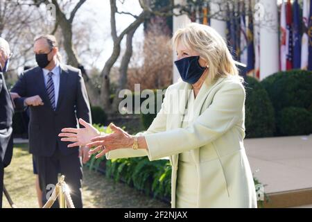 Washington, Stati Uniti. 12 marzo 2021. La prima Signora Dr. Jill Biden dopo che il presidente Joe Biden ha espresso osservazioni sul piano di salvataggio americano dal Giardino delle rose della Casa Bianca a Washington DC venerdì 12 marzo 2021. Ieri il presidente Biden ha firmato il massiccio pacchetto di aiuti da 1.9 trilioni di dollari. Foto di Jim lo Scalzo/UPI Credit: UPI/Alamy Live News Foto Stock