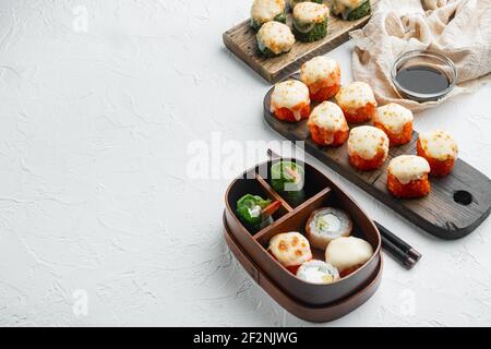 Panini giapponesi di sushi denominati EBI al forno con wasabi e pesce di salmone insieme, su sfondo di pietra bianca, con copyspace e spazio per il testo Foto Stock