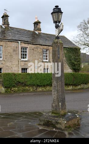 Village lampada e cartello sulla A6 strada a Rowsley Nel Derbyshire Foto Stock