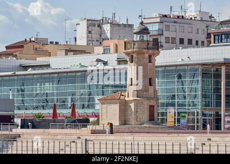 Antico faro nel porto di El Grao, lungomare della città di Castellon, Comunità Valenciana, Spagna, Europa Foto Stock