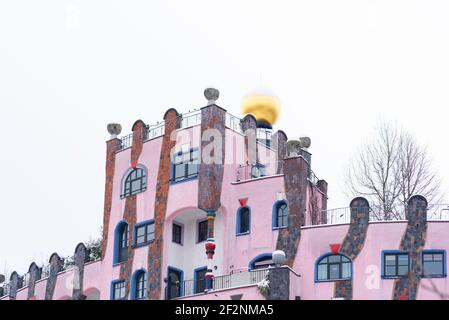 Germania, Sassonia-Anhalt, Magdeburgo, Hundertwasserhaus 'Cittadella Verde' in inverno Foto Stock