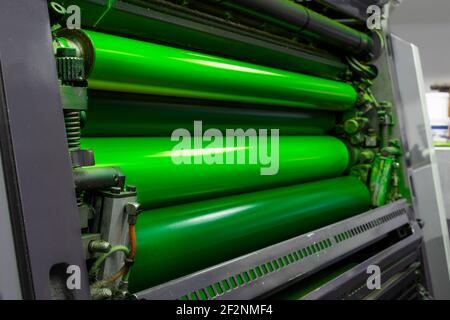 Rulli lucidi e a colori della macchina per stampa offset. Colore dell'inchiostro offset. Trono di Komori . Verde Foto Stock