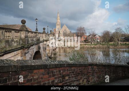 Il ponte inglese, il fiume Severn e la Chiesa unita di riforma a Shrewsbury, Regno Unito Foto Stock